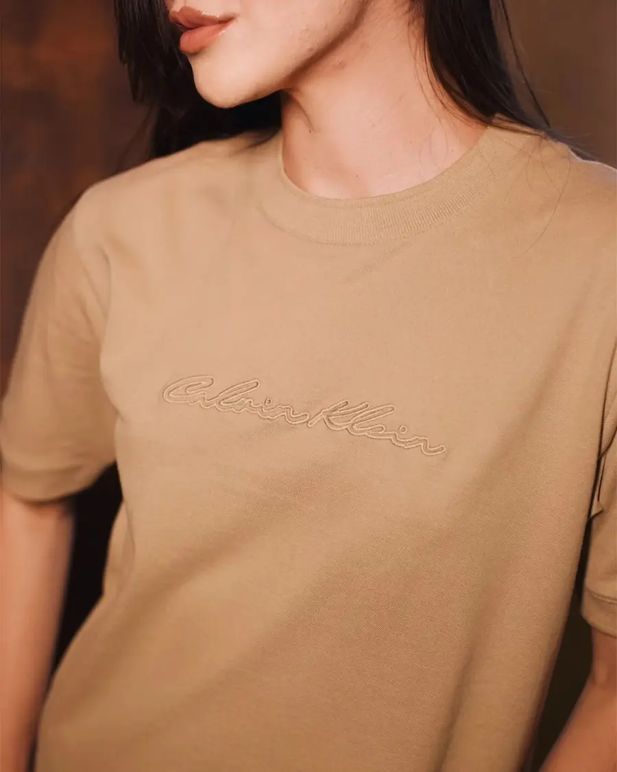 Camiseta Calvin Klein Jeans Feminino Bordado Assinatura Calvin Klein
