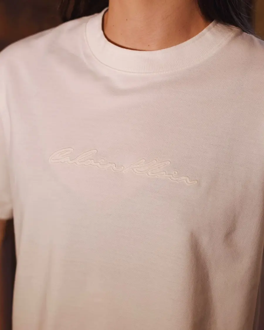 Camiseta Calvin Klein Jeans Feminino Bordado Assinatura Calvin Klein