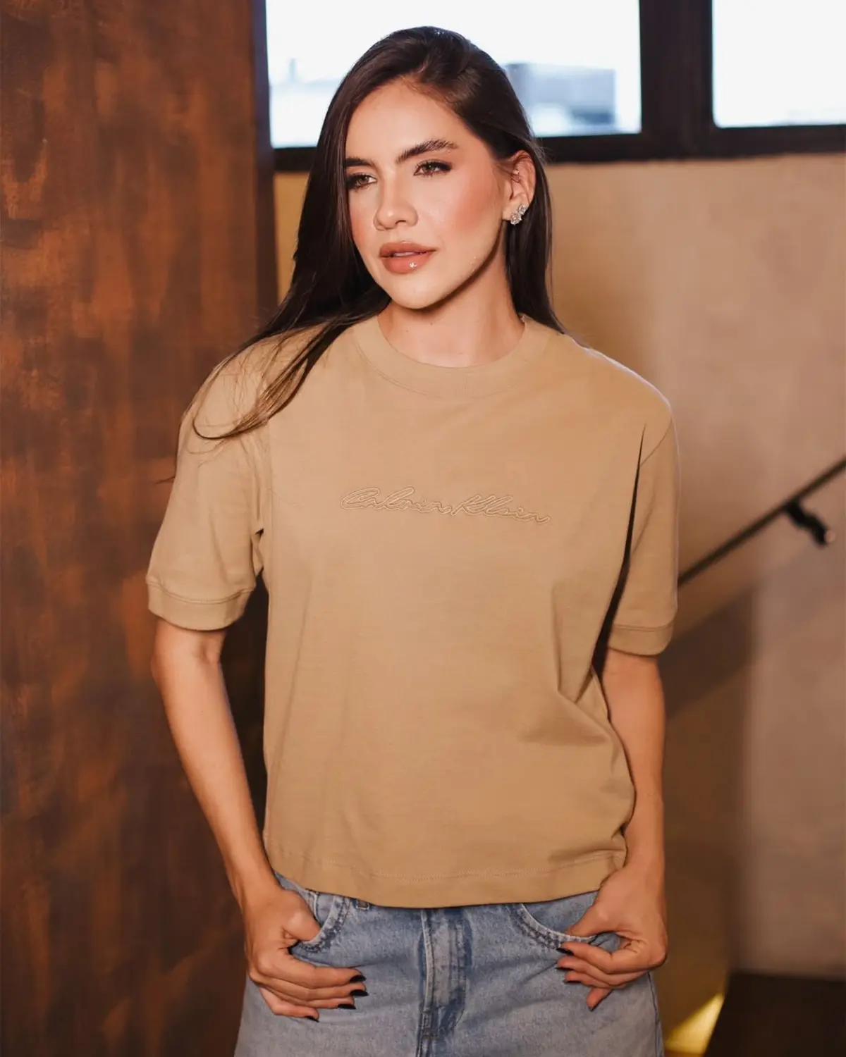 Camiseta Calvin Klein Jeans Feminino Bordado Assinatura Calvin Klein