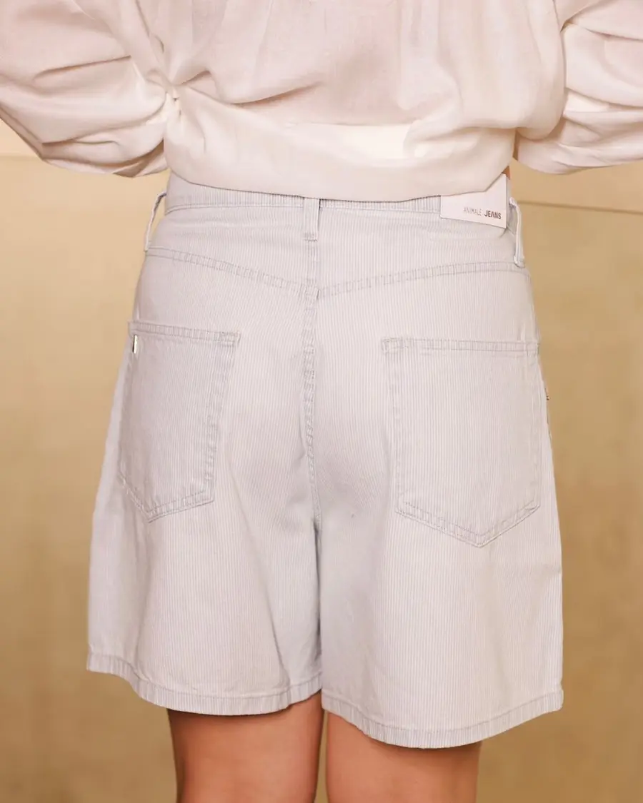 Bermuda Jeans Animale Listrado Com Prega